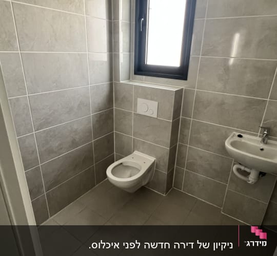 שירותים נקיים עם כיור וחלון